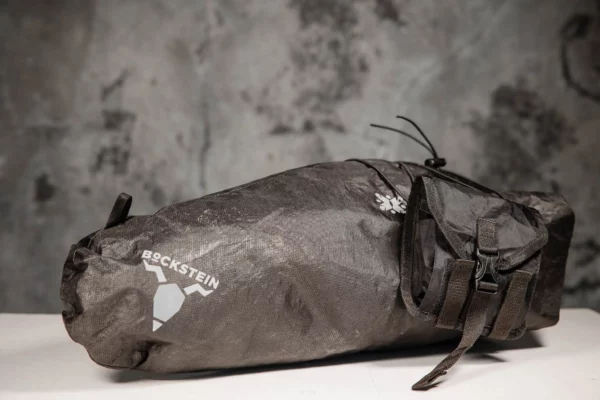 Satteltasche mit Seitentashen und Harness System - Seitenansicht links