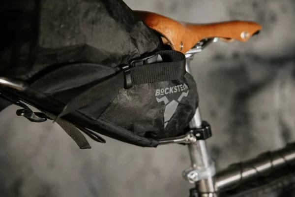 Satteltasche mit Seitentashen und Harness System - Ansicht Halterung