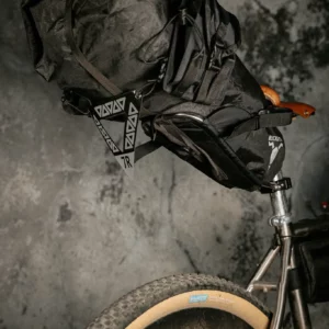 Satteltasche mit Seitentashen und Harness System - Ansicht montiert
